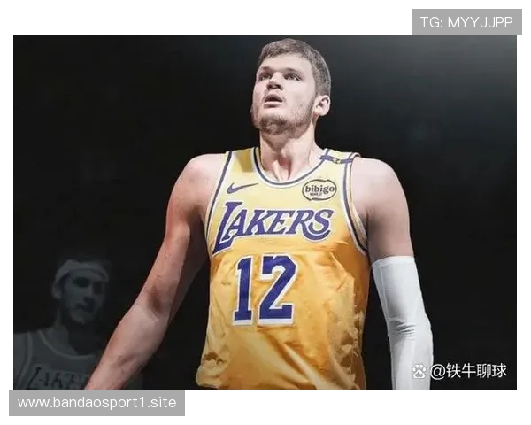 湖人全队双手指天致敬逝去挚友那一刻情义与泪水交织